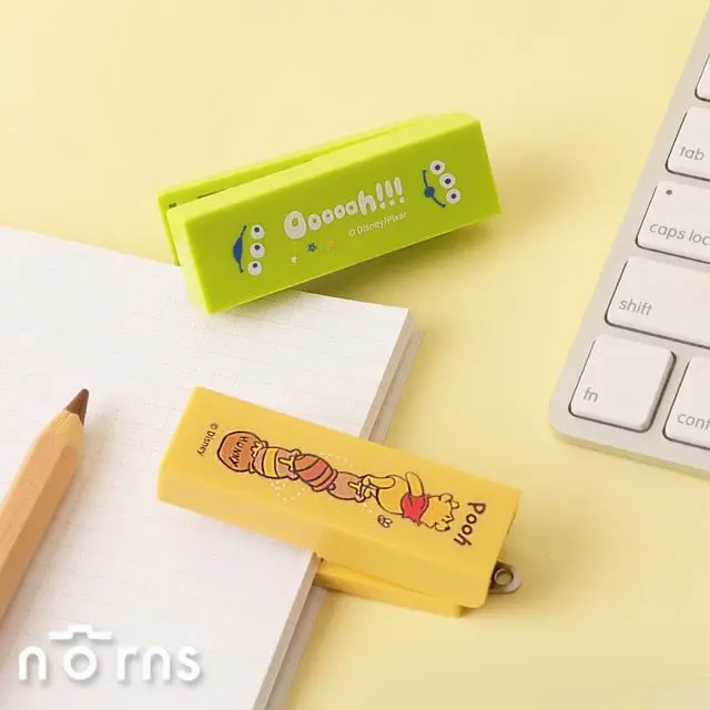 迪士尼可攜式釘書機- Norns Original Design 正版授權 小熊維尼 三眼怪 玩具總動員 文具 可收闔迷你釘書機-小熊維尼