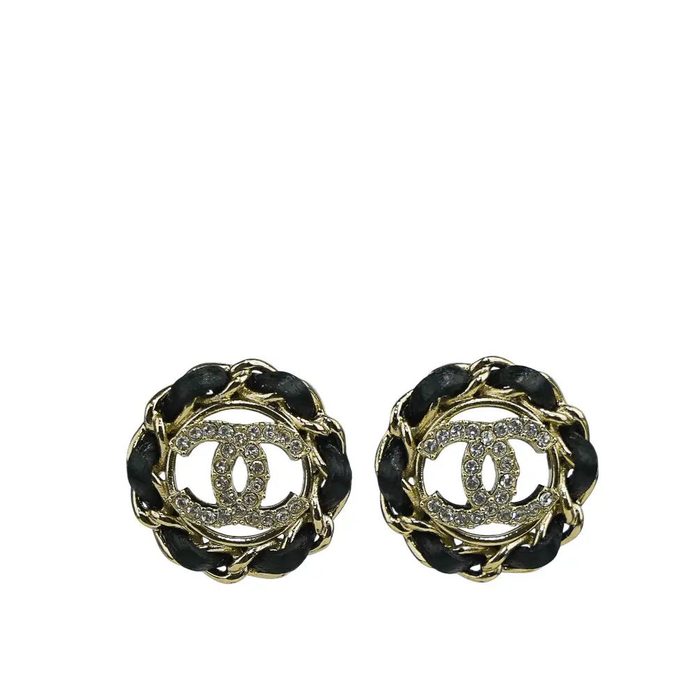 CHANEL】水鑽CC Logo 皮穿鍊設計針式耳環｜Global Online