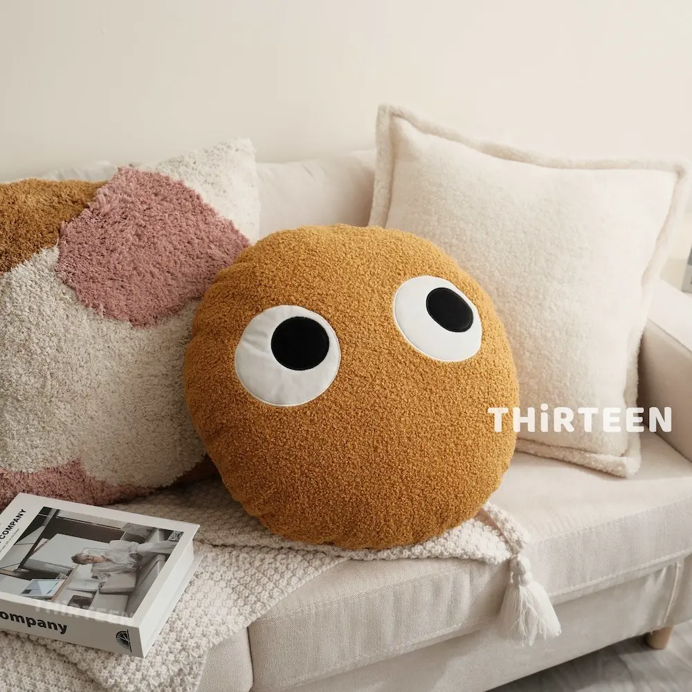 【THiRTEEN 拾參家居】大眼怪煤炭抱枕羊羔絨靠枕 泰迪絨抱枕 #薑黃色-薑黃色