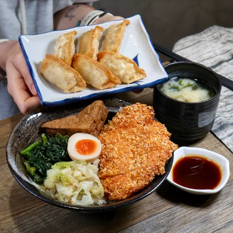 【熊讚家】風味丼飯(日式豬排丼飯/無骨雞排丼飯/醬燒梅花豚丼飯) 限新左營車站自取#日式豬排丼飯 套餐升級B+$100 (和風鮮蔬沙拉+個人份叉燒咖哩飯+1/2溏心蛋)-日式豬排丼飯,套餐升級B+$100 (和風鮮蔬沙拉+個人份叉燒咖哩飯+1/2溏心蛋)