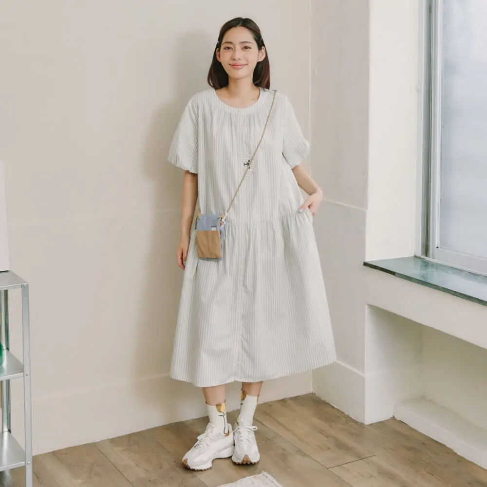 【Dailo】鈕釦熊撞色條紋棉花苞袖洋裝 藍 卡 米39008002#藍-藍