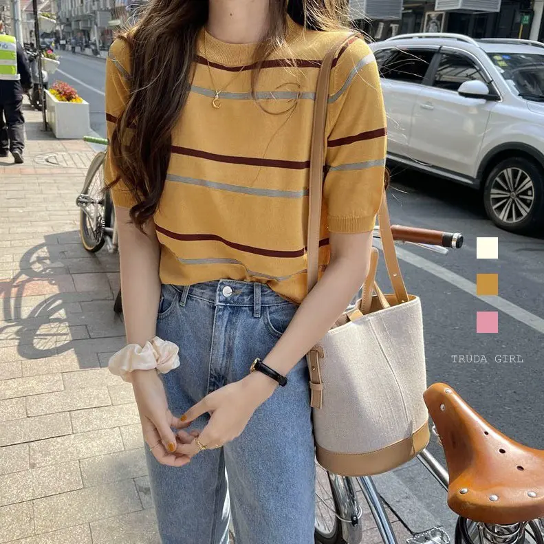 《杜達女孩》蜜糖條紋 配色圓領冰絲薄針織上衣 質感針織短袖上衣 女 針織上衣 冰絲上衣 條紋上衣 夏季薄針織 包袖 寬鬆