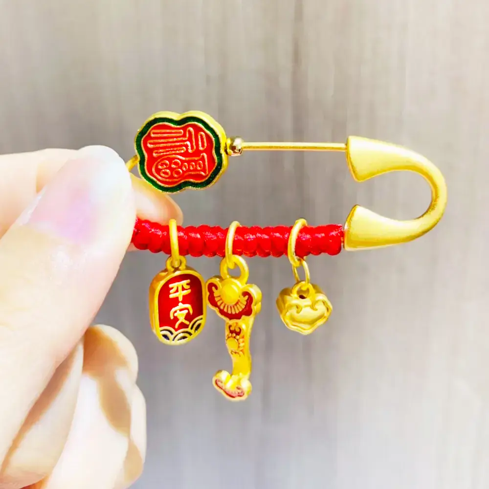 童樂繪金飾】5選1 別出心裁寶寶純金如意平安符別針0.05錢±2厘(彌月金飾彌月禮黃金9999 安全設計)｜Global Online｜Global  Mall 環球Online