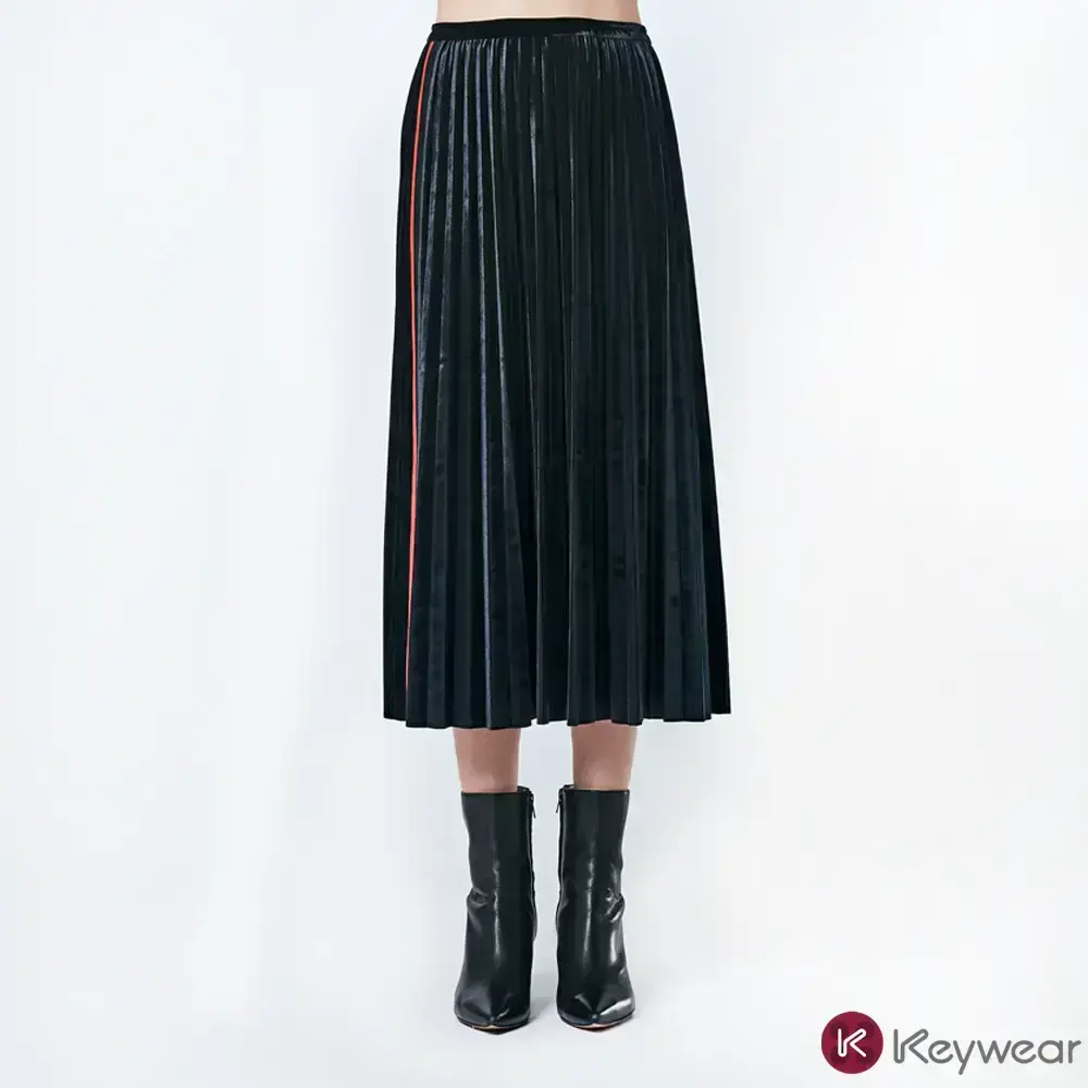 【KeyWear 奇威名品】低調奢華絨布壓褶長裙 黑色