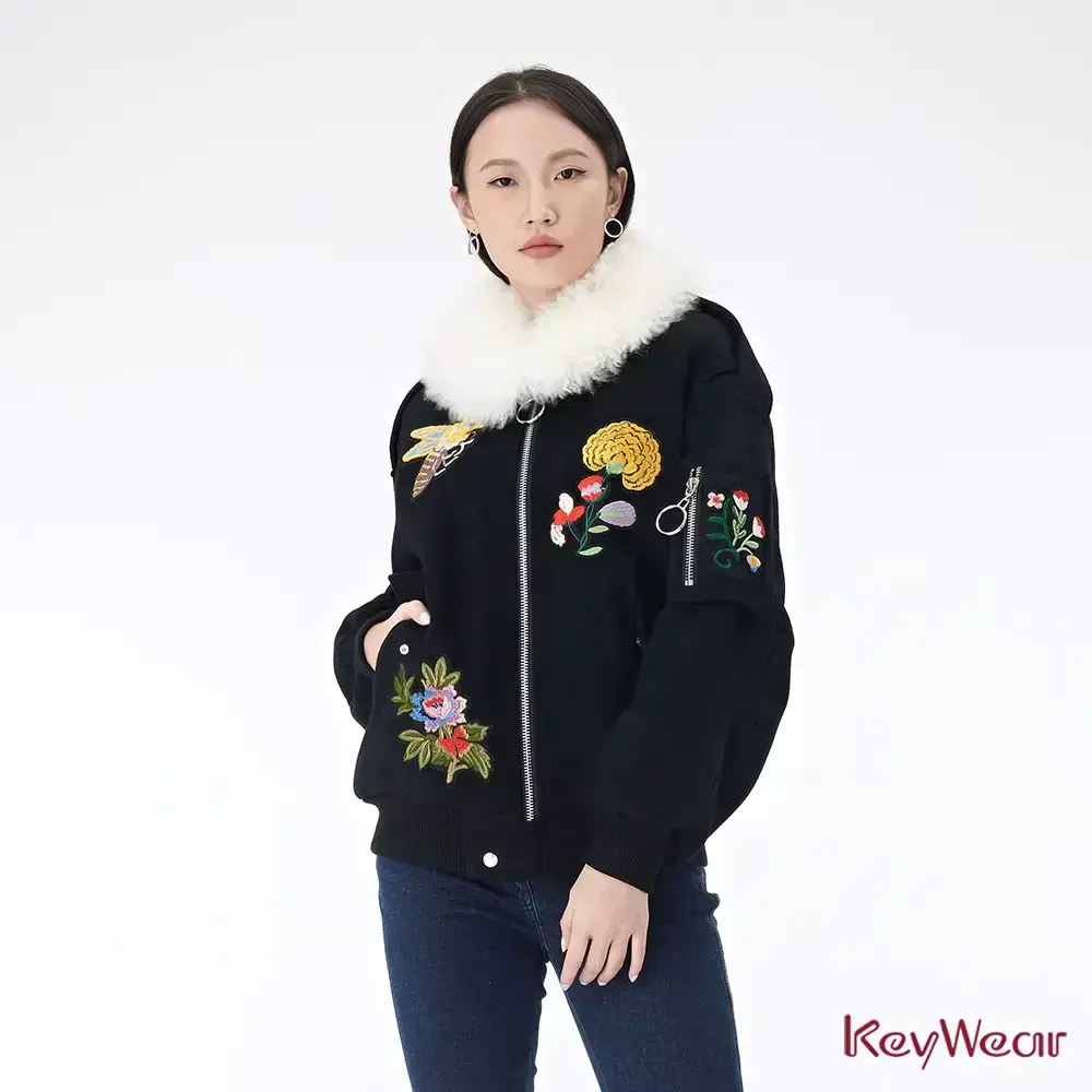 【KeyWear 奇威名品】花朵蜜蜂刺繡白色毛裝飾長袖夾克 黑色-L